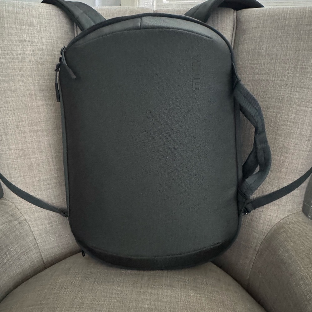 THULE  Black Travel Bag with Modern Design